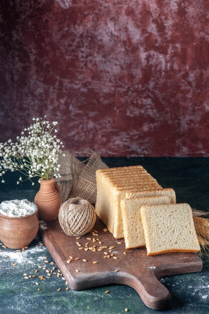 Pane a fette vista frontale su sfondo blu scuro pasta per panini pane da forno pane mattina pane pasticceria cibo