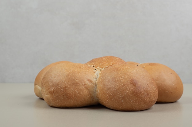 Pane a forma di fiore fresco su fondo beige. Foto di alta qualità