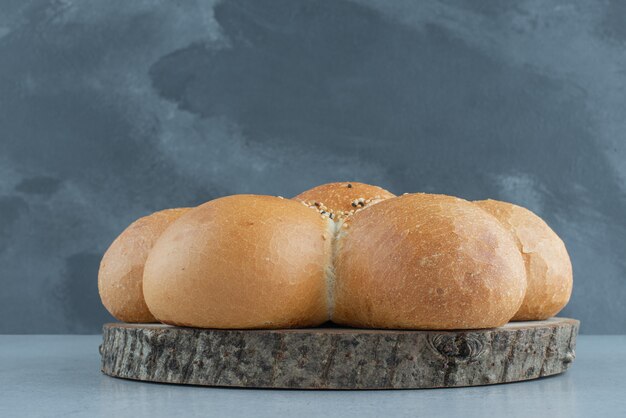 Pane a forma di fiore su tavola di legno