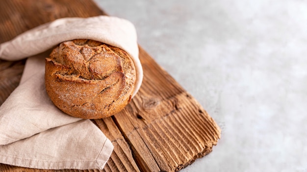 Pane ad alto angolo con asciugamano pastello