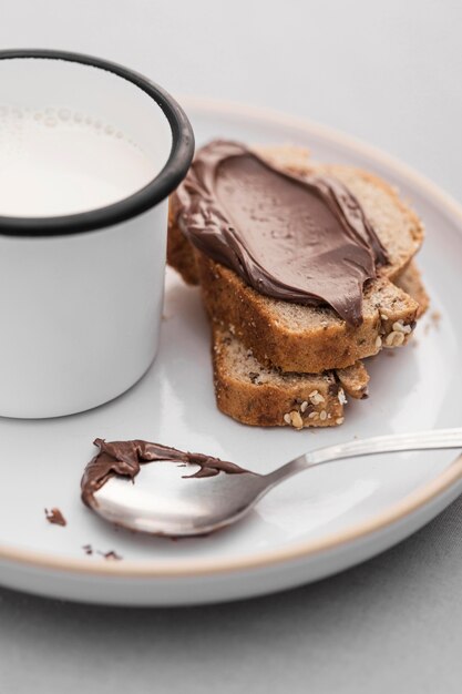 Pane ad alto angolo con crema al cioccolato