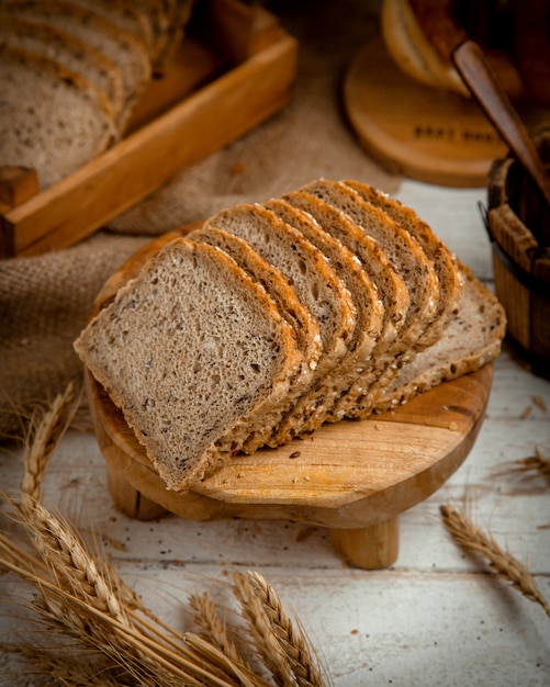 Pane affettato condito con sesamo sulla scrivania