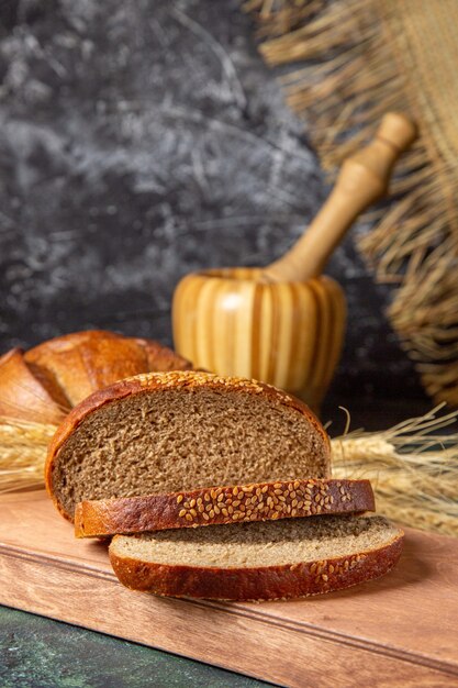 Pane affettato fresco di vista frontale