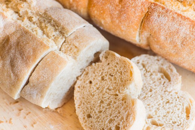 Pane affettato sulla fine di legno della tavola su