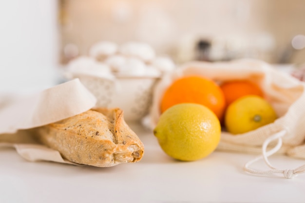 Pane al forno del primo piano con i frutti organici