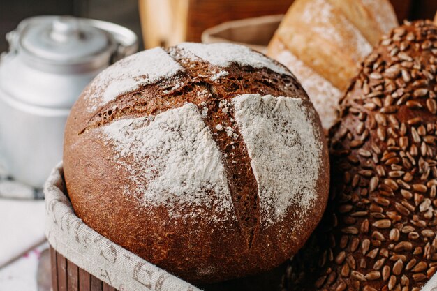 pane al forno marrone e nero con farina intera gustosa all'interno del cestino