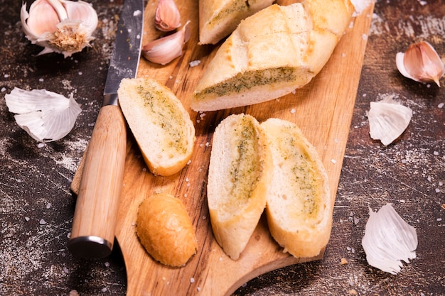 Pane all'aglio saporito del primo piano sulla tavola