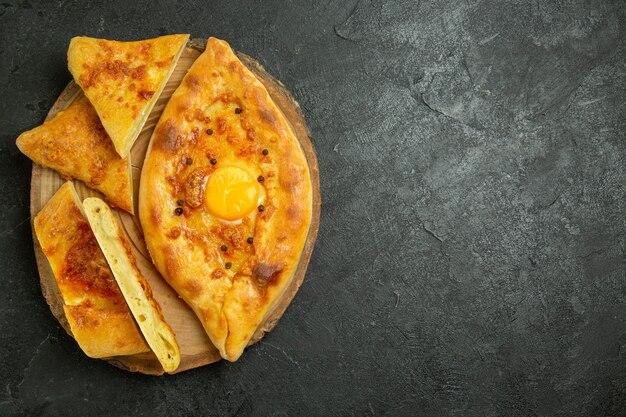 Pane all'uovo cotto vista dall'alto delizioso appena sfornato sullo spazio grigio scuro