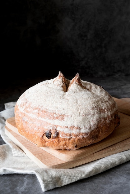 Pane alla frutta ad alto angolo sul tagliere