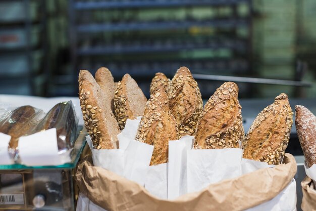 Pane appena sfornato baguette in carta con semi diversi