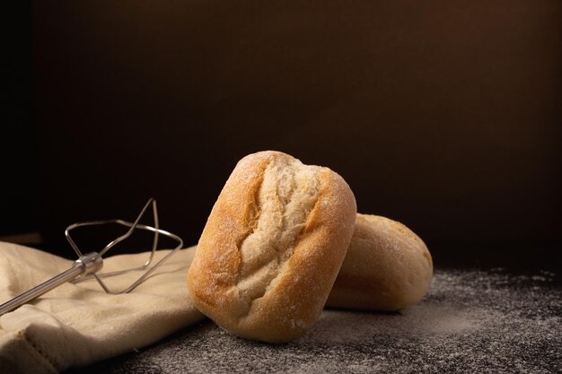 Pane appena sfornato fatto in casa su un tavolo da cucina