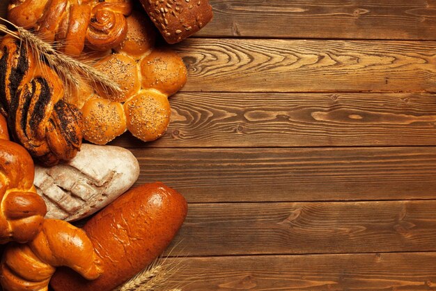 Pane appena sfornato su tavola di legno