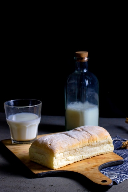 Pane arioso e un bicchiere di latte