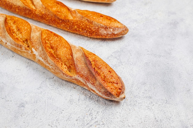 Pane baguette fatto in casa appena sfornato.