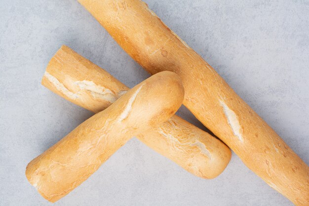 Pane baguette fragrante sulla superficie di marmo