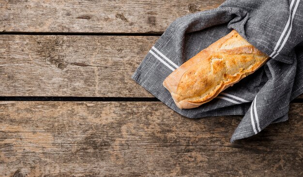 Pane baguette francese fresco caldo avvolto in panno