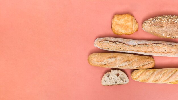 Pane baguette; pagnotta; panini pasta sfoglia su sfondo colorato