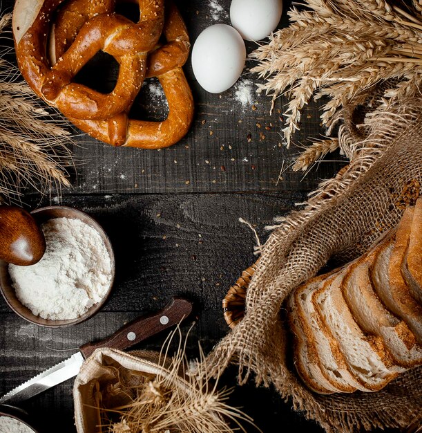 Pane bianco affettato con due uova sul tavolo