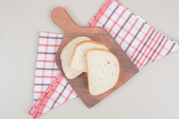 Pane bianco affettato sulla tavola di legno