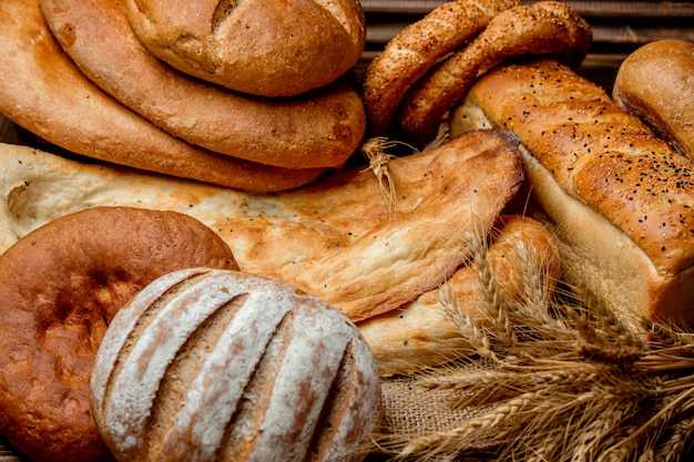 Pane bianco apparecchiato sul tavolo