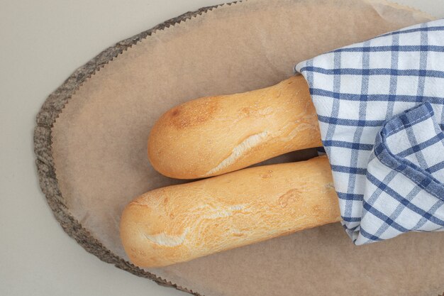 Pane bianco baguette francesi in tovaglia. Foto di alta qualità