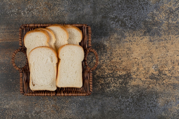 Pane bianco fatto in casa nel cestino di legno