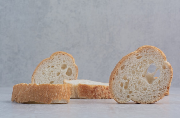 Pane bianco fresco rotondo su fondo di marmo.