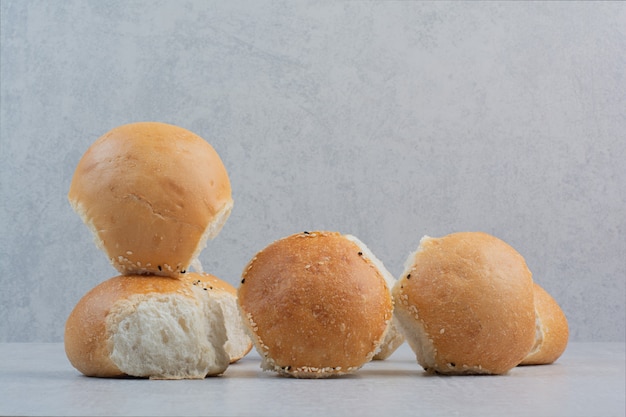 Pane bianco fresco rotondo su fondo di marmo.