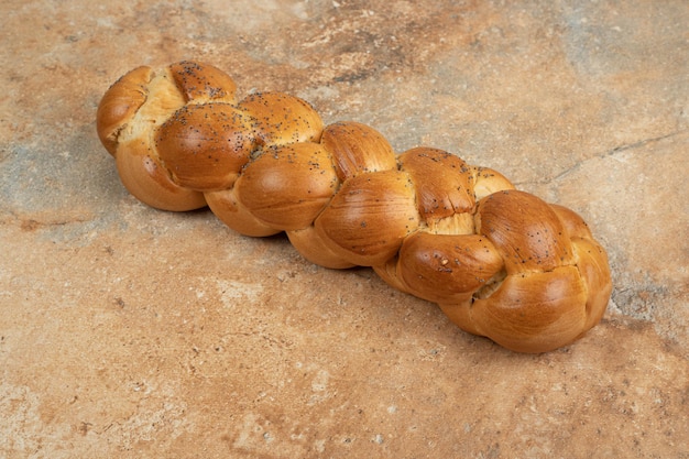 Pane bianco fresco sulla superficie di marmo.