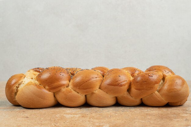 Pane bianco fresco sulla superficie di marmo