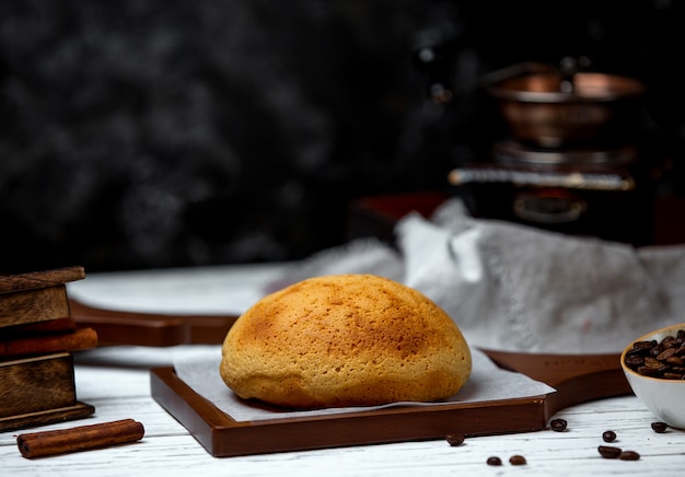 Pane bianco sulla scrivania