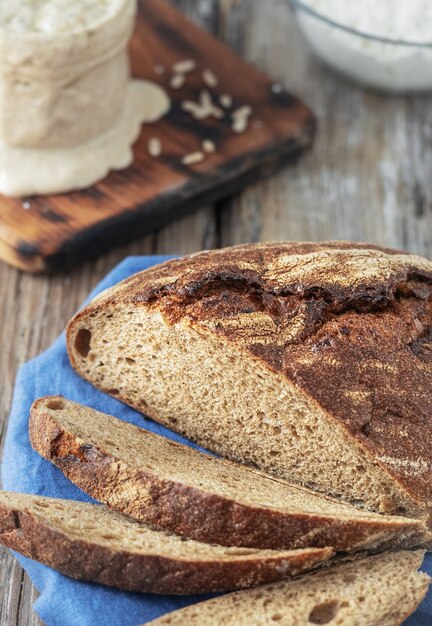 Pane casereccio appena sfornato tagliato a pezzi