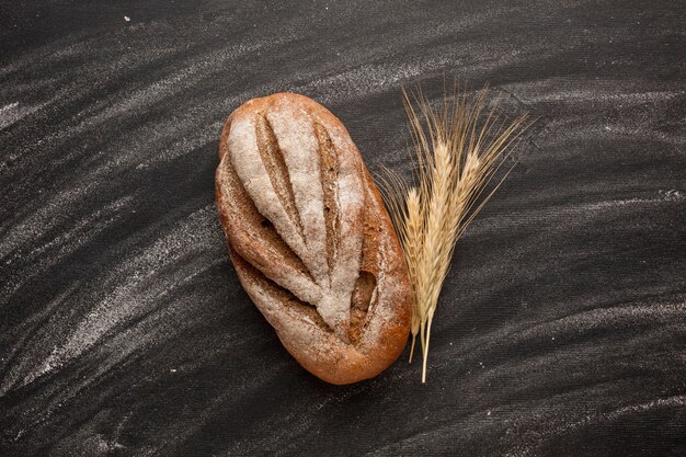 Pane con erba di grano e farina