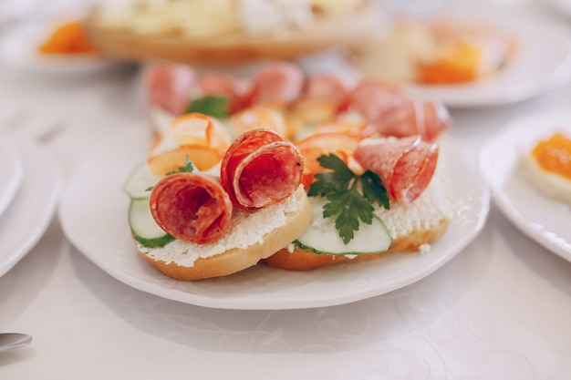 Pane con formaggio e carne