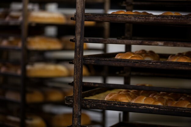 pane cotto al forno e focacce tenuti in scaffale