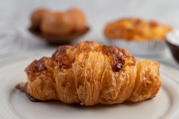 Pane cotto con ingredienti Uova e farina di tapioca in una tazza.