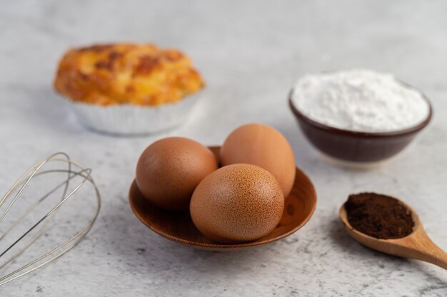 Pane cotto con ingredienti Uova e farina di tapioca in una tazza.