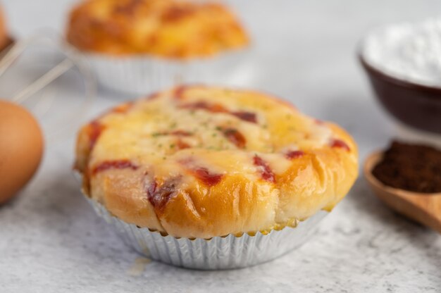 Pane cotto con ingredienti Uova e farina di tapioca in una tazza.