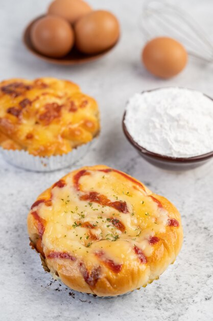 Pane cotto con ingredienti Uova e farina di tapioca in una tazza.