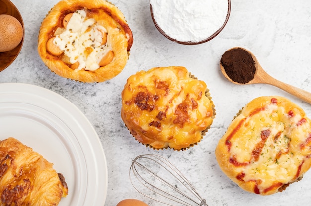 Pane cotto con ingredienti Uova e farina di tapioca in una tazza.