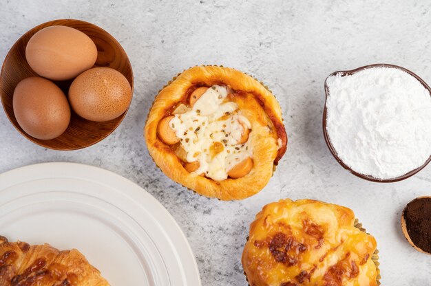 Pane cotto con ingredienti Uova e farina di tapioca in una tazza.