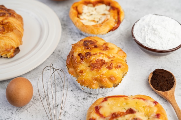 Pane cotto con ingredienti Uova e farina di tapioca in una tazza.