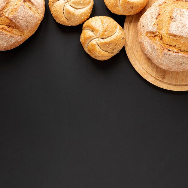 Pane cotto domestico delizioso con lo spazio della copia