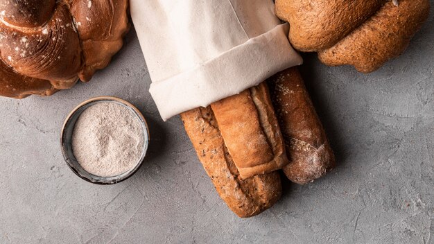 Pane cotto fatto in casa avvolto in tessuto