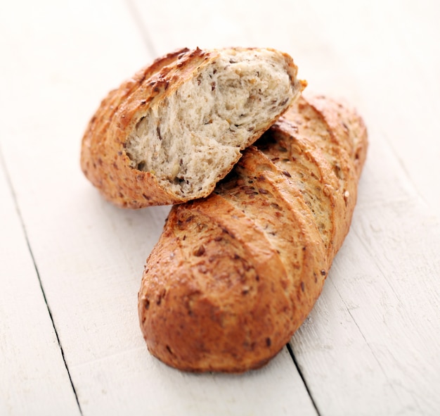 Pane croccante fatto in casa con cereali