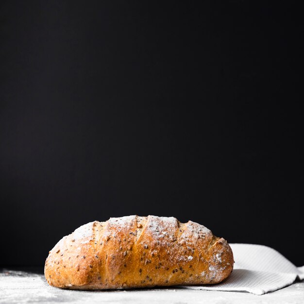 Pane cucinato fresco delizioso con lo spazio della copia