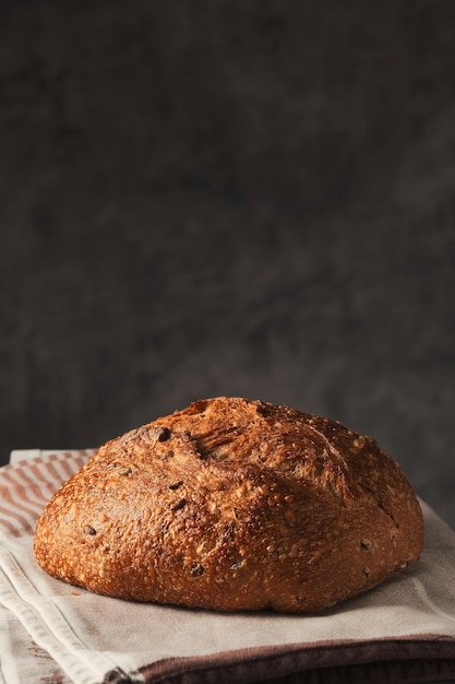 Pane da forno sano pagnotta di pane di grano artigianale sul telaio verticale del tavolo