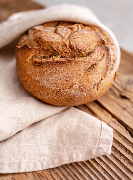 Pane dell'angolo alto sulla tavola di legno