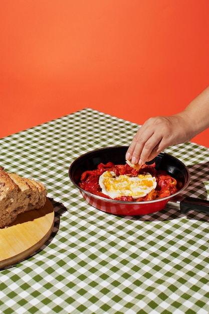 Pane della holding della mano ad alto angolo