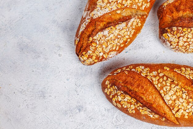 Pane di farina d'avena fatto in casa appena sfornato.